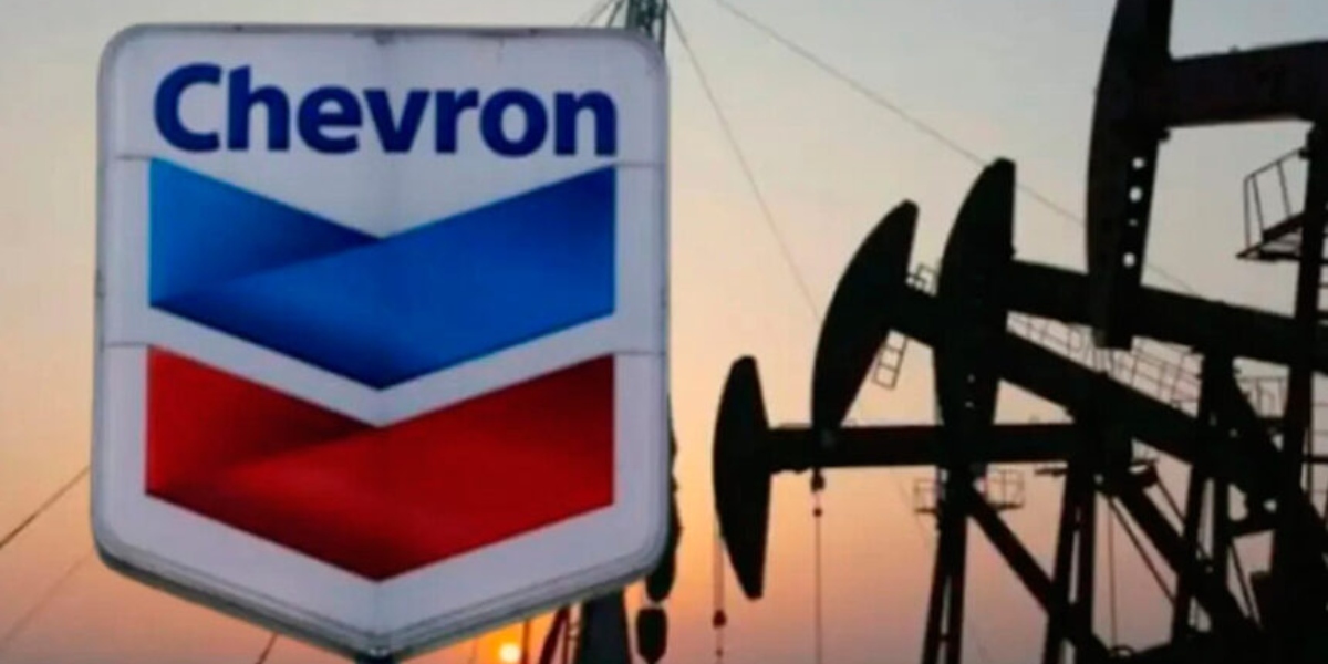 NicmerEvans's tweet card. Trump permitió a Chevron reanudar la extracción de petróleo en Venezuela, según informó Bloomberg el 24 de julio de 2025.