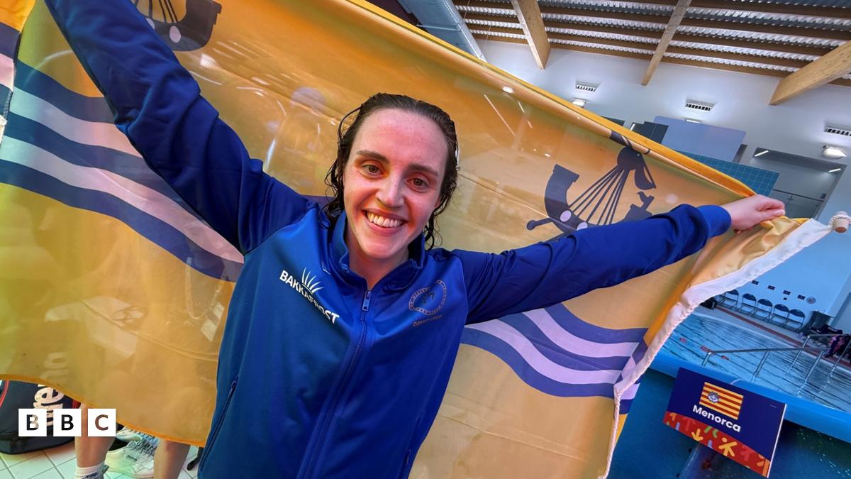 BBCSpors's tweet card. Bhuannaich Kara Hanlon rèis an 100m individual medley aig Geamannan nan Eilean gus an ceathramh bonn òir aice a' chosnadh.