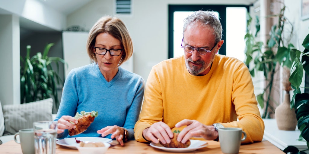 USFNews's tweet card. Expers recommend focusing on meal quality and hunger cues rather than traditional eating schedules, noting that personalized meal timing supports sustainable wellness.