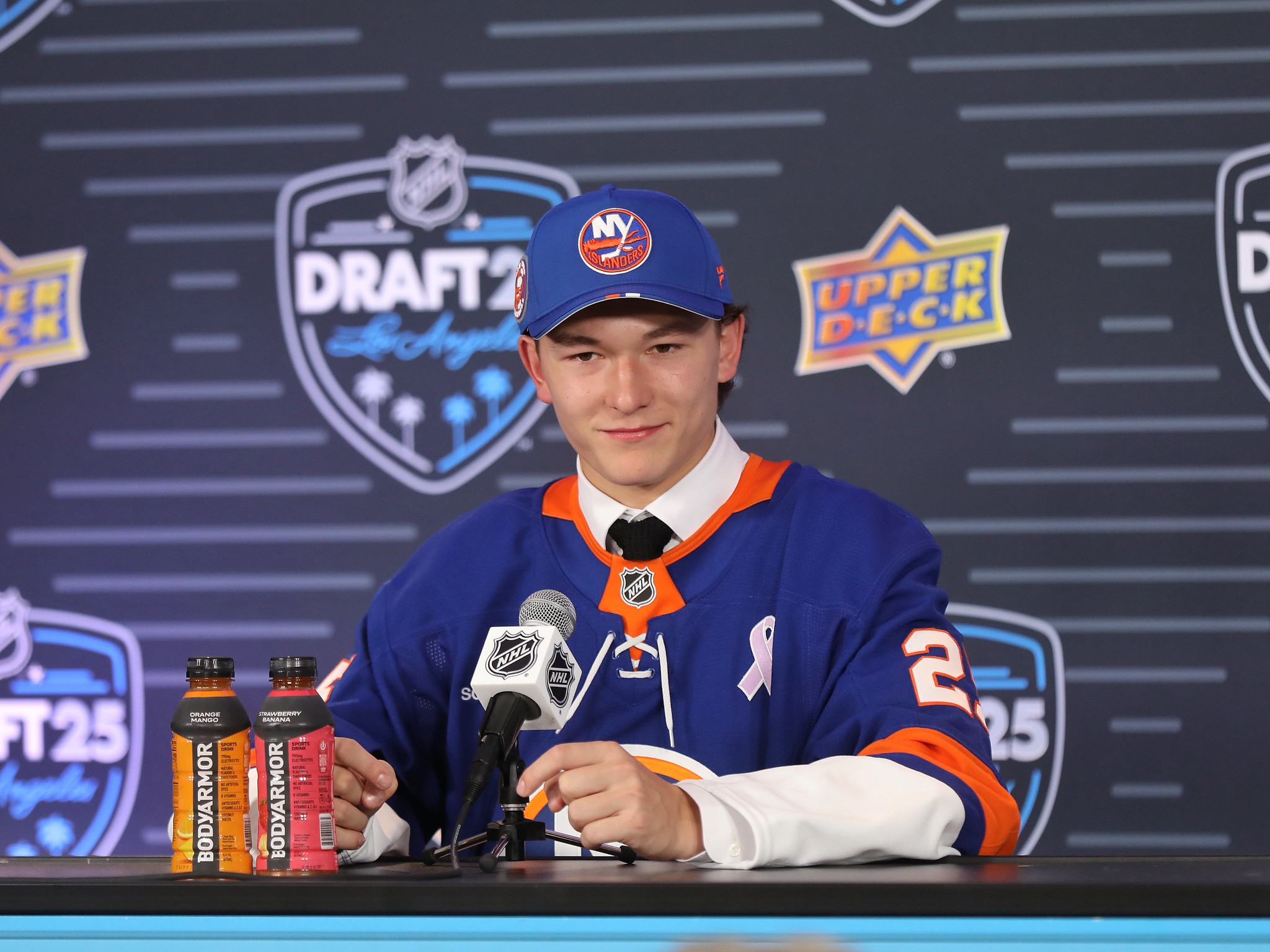Finks_thoughts's tweet card. The Islanders have prospects! It's been a while since they had some. Who can make the NHL roster? Here are 5 names.