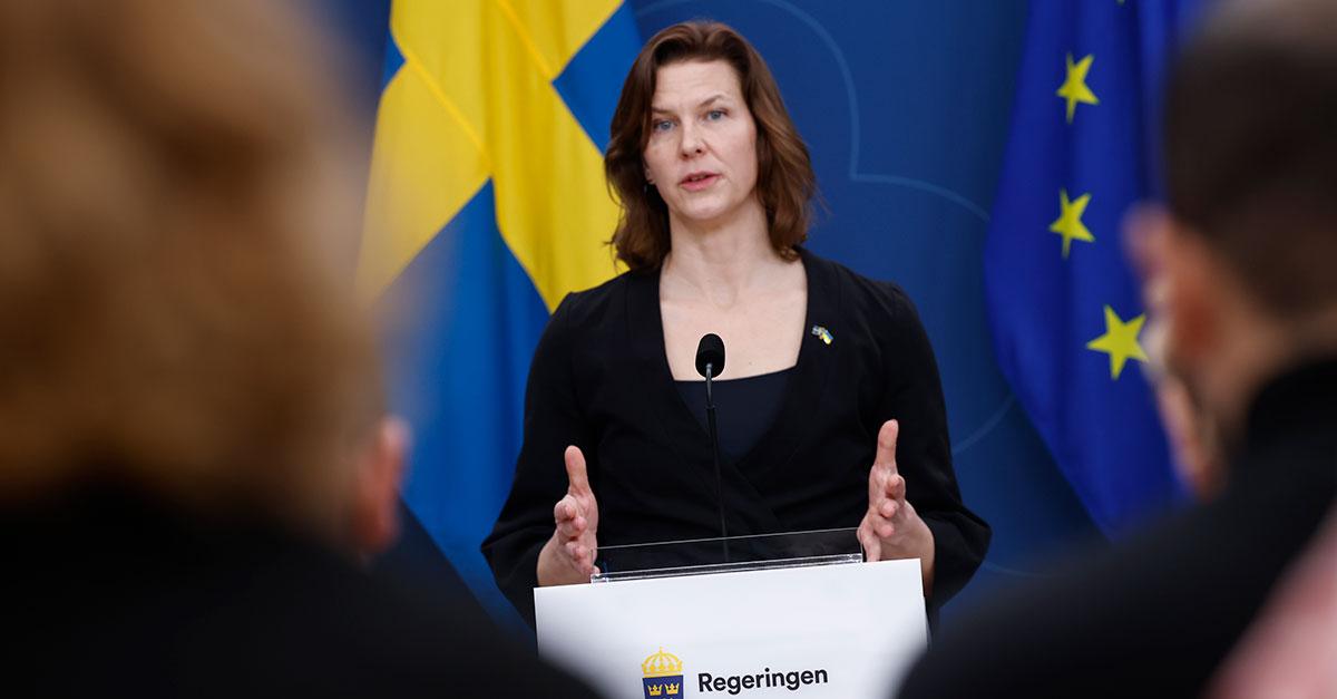 ninalarsson's tweet card. 200 sekunder avslöjade rasismen i Stockholms krogköer. Nu agerar regeringen. Diskrimineringsombudsmannen (DO) har fått i uppdrag att genomföra en informationsk
