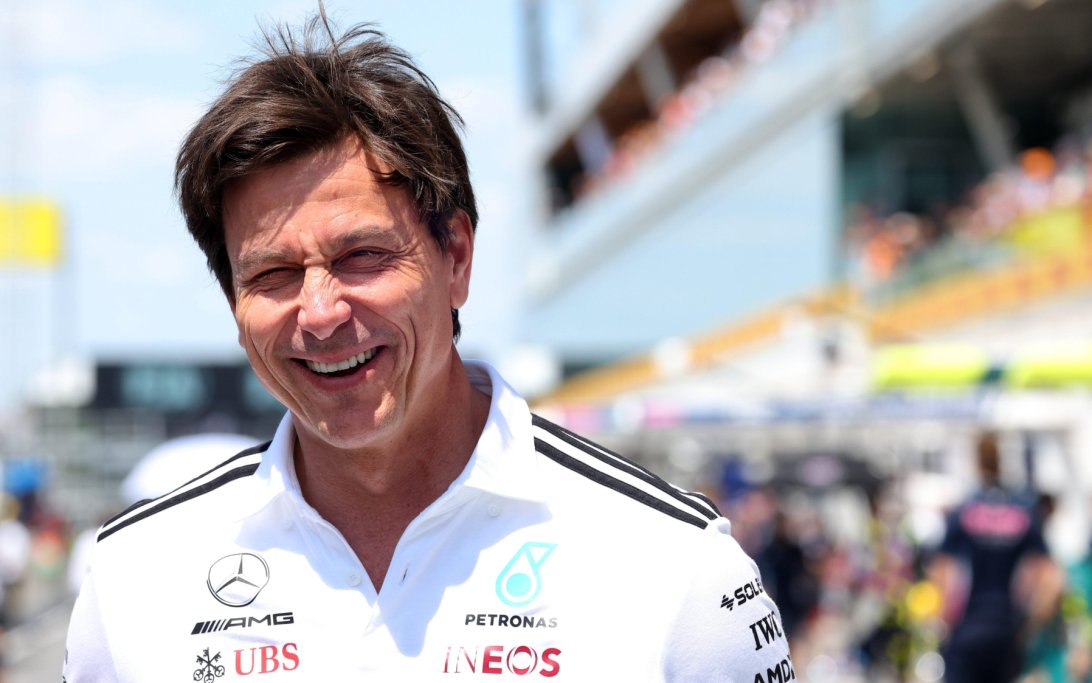 FUnoAT's tweet card. F1, Wolff conferma la coppia di piloti Mercedes con Max Verstappen che non sembra più essere di interesse. Per quale ragione?