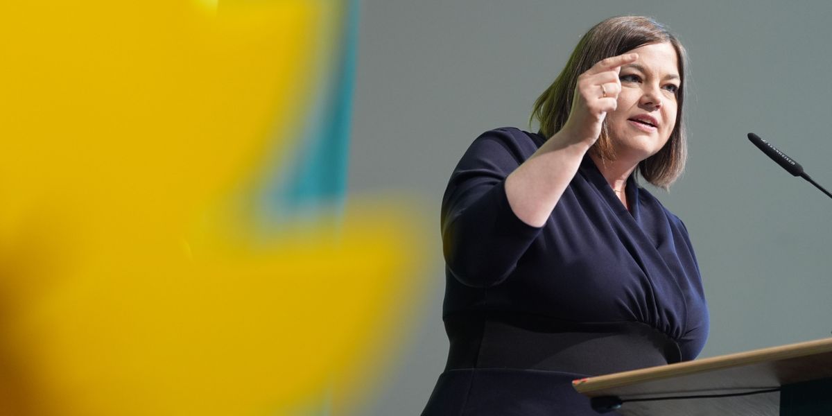 SeverinWeiland's tweet card. Ein »Zwang zur Wärmepumpe«? Mit dieser Äußerung hatte Wirtschaftsministerin Reiche für Irritationen gesorgt. Nun meldet sich Hamburgs Umweltsenatorin Fegebank zu Wort – und wirft der Bundesregierung...