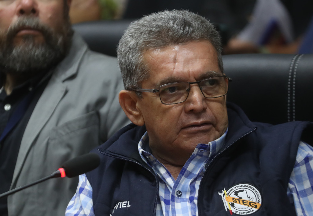concriteriogt's tweet card. El ministerio de Educación reportó que 3 mil 500 siguen cerradas. Los 56 días de huelga de maestros son un tiempo irrecuperable, dicen maestros y padres de familia.