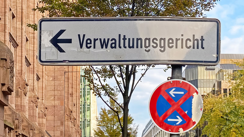 MiGAZIN's tweet card. In Hessen sollen Asylklagen nach Herkunftsländern an Gerichte verteilt werden – nicht alle sollen alles machen. Doch es gibt Kritik.