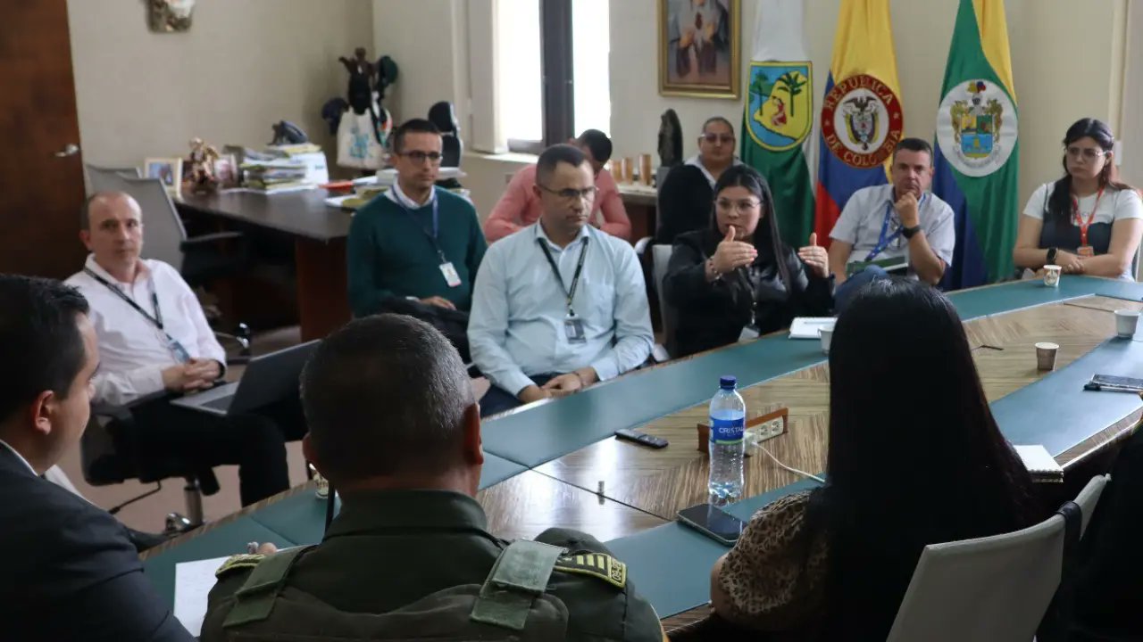 BLUAntioquia's tweet card. Las autoridades revisan las cámaras de seguridad para dar con el paradero de los responsables, mientras que adelantaron una reunión con representantes de todas las entidades bancarias del municipio.