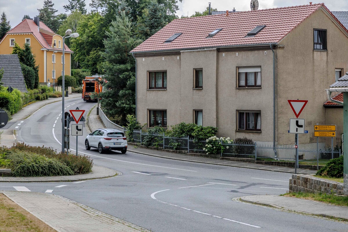 RPFDMOPO's tweet card. In Großröhrsdorf fahndet die Polizei nach einem SUV, der einer Radfahrerin im Teenager-Alter angefahren und verletzt zurückgelassen haben soll. | TAG24