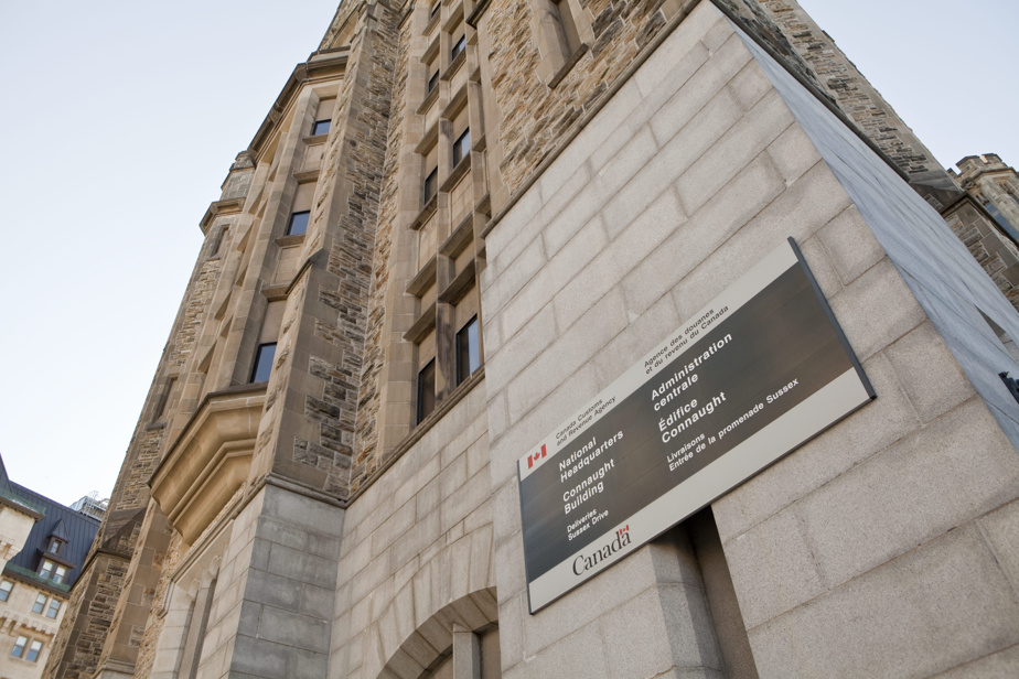 ccpa's tweet card. Un nouveau rapport du Centre canadien de politiques alternatives indique que la fonction publique fédérale pourrait perdre près de 57 000 emplois au cours des quatre prochaines années, alors qu’Ott...