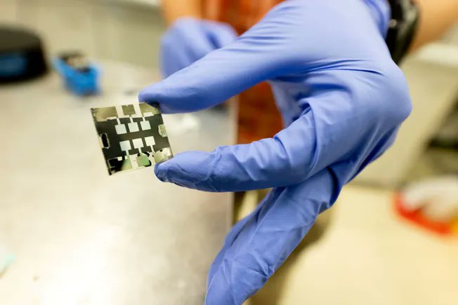 UtilityDive's tweet card. Proposed budget cuts could lead to the National Renewable Energy Laboratory and Pacific Northwest National Laboratory each laying off around a thousand employees.