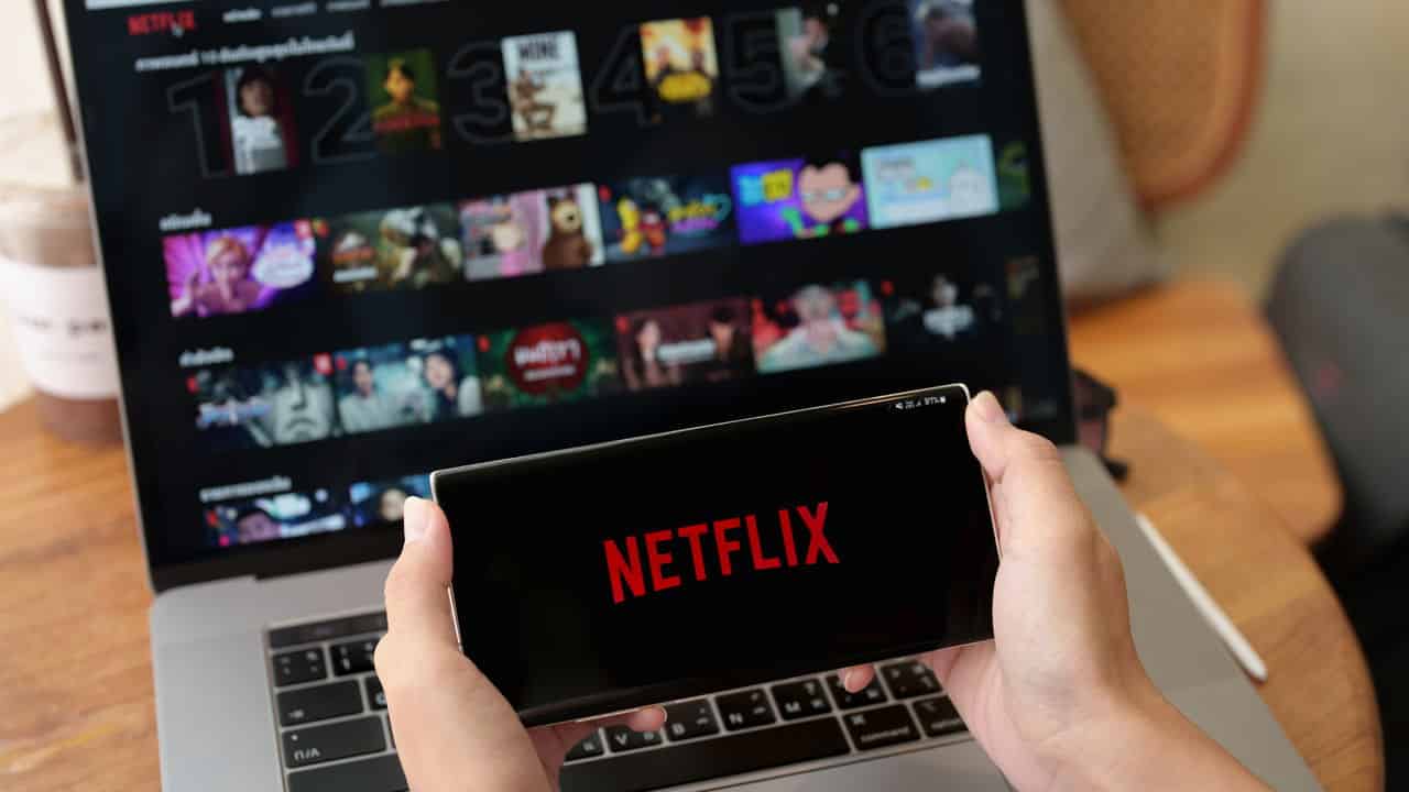 juniormelorn_'s tweet card. Agosto de 2025 traz uma série de novidades na Netflix, oferecendo aos assinantes diversas experiências emocionantes. Entre as novidades mais