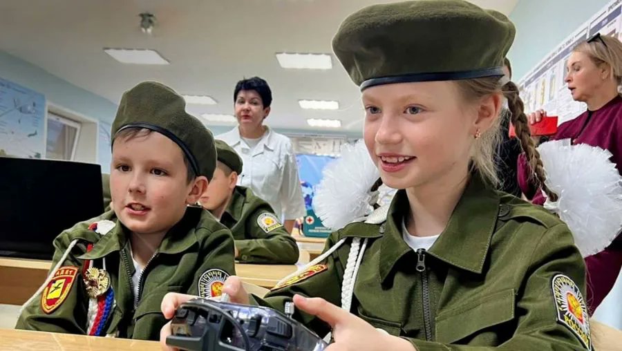BlogKaizen's tweet card. Wie ernst es dem russischen Staat mit der systematischen Militarisierung von Kindern ist, zeigen unsere Recherchen zu den Vorrunden von Zarnitsa 2.0 im Uralföderalen Bezirk: Was früher einmal ein...