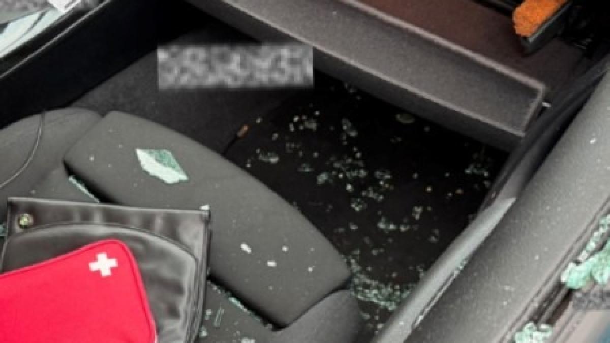 AT5's tweet card. Agenten betrappen auto-inbreker op heterdaad: "Hij lijkt van geen ophouden te weten"