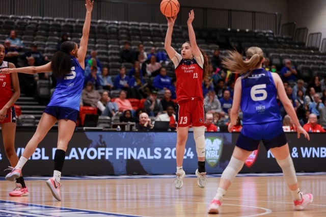 FocusHoops's tweet card. by Esha Nayar(Main Image Photo Credit: Luke Simcock) Saturday saw CoLA Southwark Pride take down the Manchester Mystics 49-62 and move to the top of the WNBL D1 table after making the trip up North…
