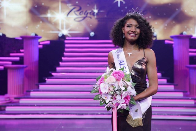 StrasInfo's tweet card. Une semaine après son élection à Kirrwiller, Julie Decroix, Miss Alsace 2025, continue d’être la cible d’un flot de commentaires racistes sur les réseaux sociaux. Ces attaques, d’une violence rare,…