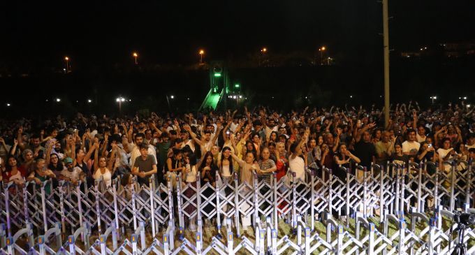 TurkceJinnews's tweet card. DÊRSIM – Munzur Festivali’nin coşkuyla gerçekleştirilen konserinde sık sık, “Bijî Serok Apo” sloganı atıldı.