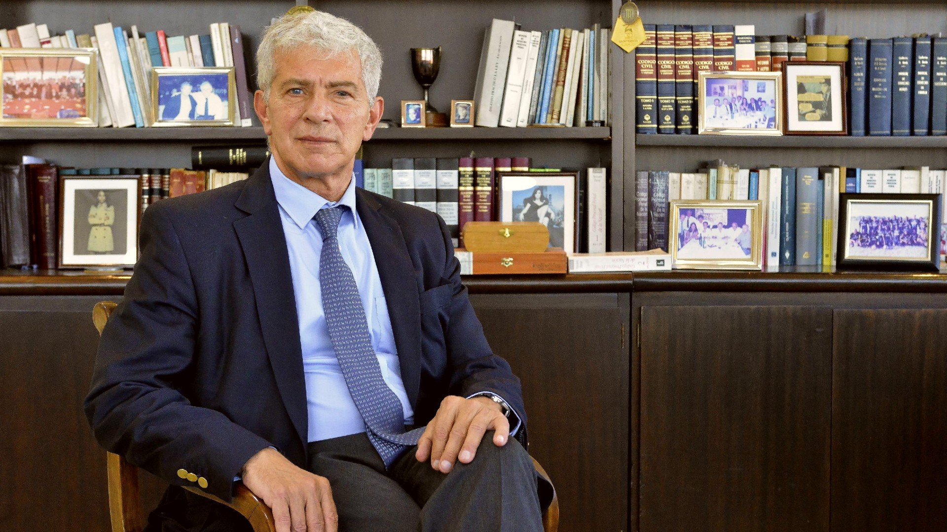 LQCNews's tweet card. Mientras el Gobierno pide confianza en el país, el ministro de Justicia, Mariano Cúneo Libarona, declara más de $14 mil millones en cuentas offshore y mantiene casi la totalidad de su patrimonio...