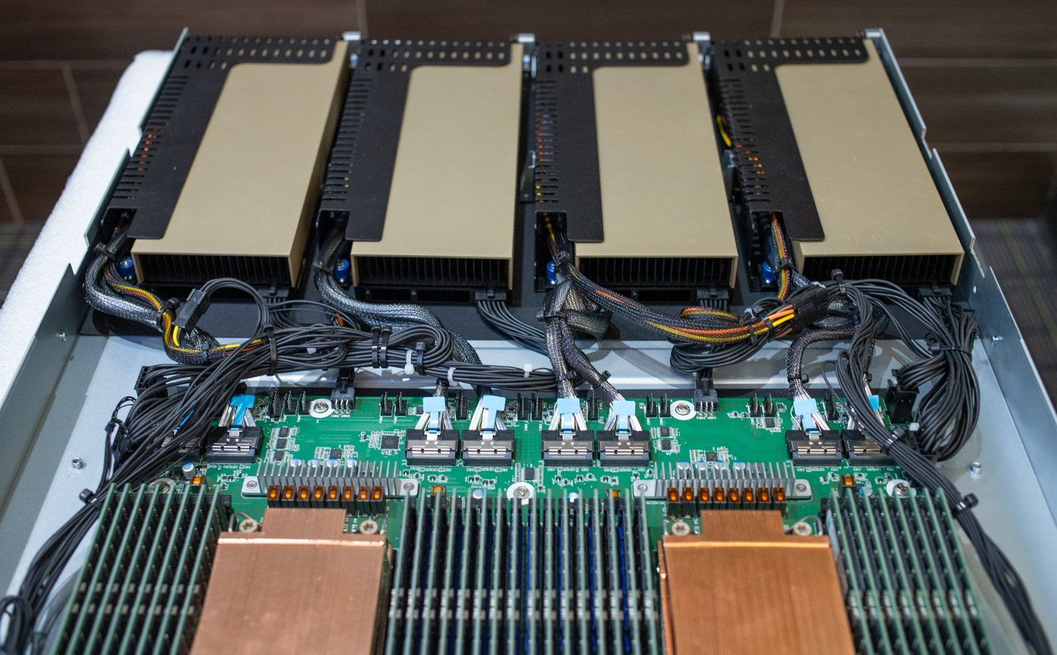 storagereview's tweet card. The Hypertec TRIDENT iGW610R-G6 supports four full-height GPUs in a single-phase immersion environment. That's up to 200 GPUs in a 50U tank.