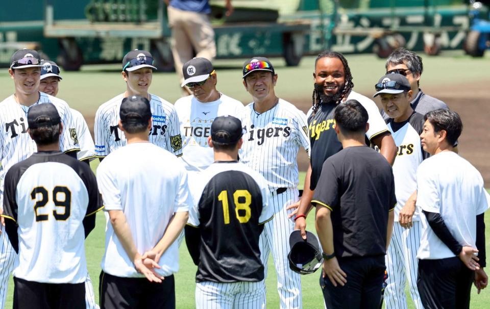 Saba_Tigers's tweet card. 旧友たちも再会を喜んだ。阪神の岩崎優投手（３４）と岩貞祐太投手（３３）、梅野隆太郎捕手（３４）が２４日、ラファエル・ドリス投手（３７）と全体練習で汗を流し、再び共闘を誓った。　岩崎と岩貞にとってはブルペンに頼もしい男が帰ってくることになる。...