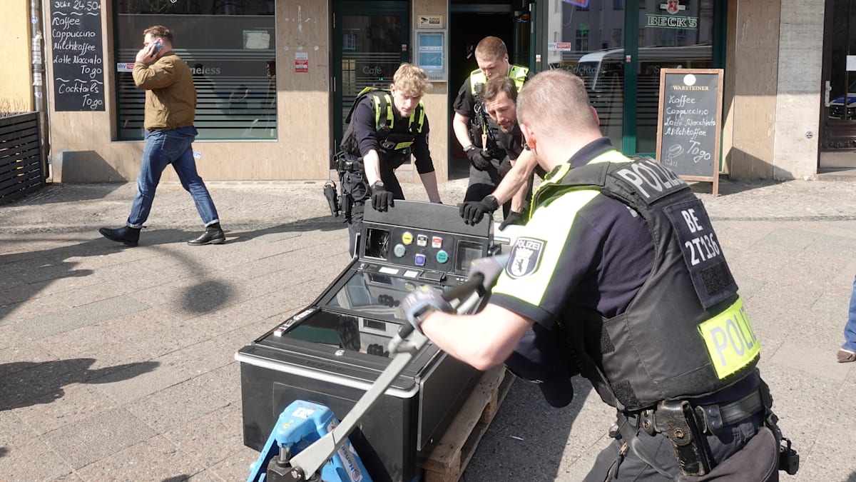 MartinLutzWELT's tweet card. Die Berliner Polizei ist am Mittwoch zu einer großen Razzia gegen die Glücksspiel-Mafia in der Hauptstadt ausgerückt. 400 Polizisten haben an 80 Orten Durchsuchungsbeschlüsse vollstreckt. Das Ziel...