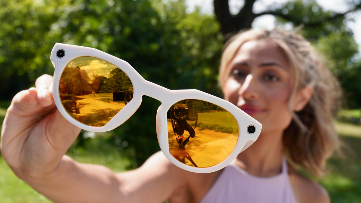 ZDNET's tweet card. Meta's new Oakley smart glasses offer an impressive eight hours of battery life and can record 3K video, all while maintaining a stylish design.