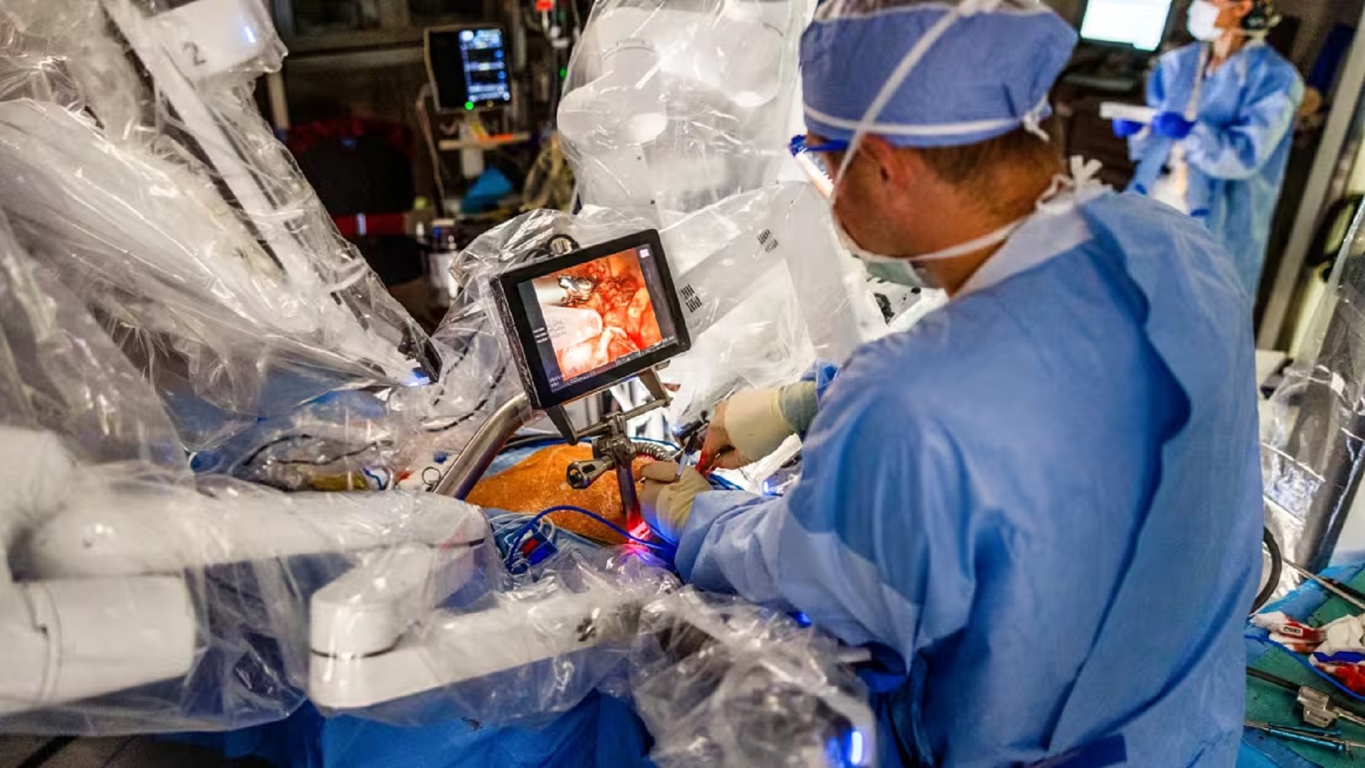 sloaneguy's tweet card. In a surgical first, doctors replaced a heart valve through a neck incision using robotics, avoiding chest cuts and speeding recovery.