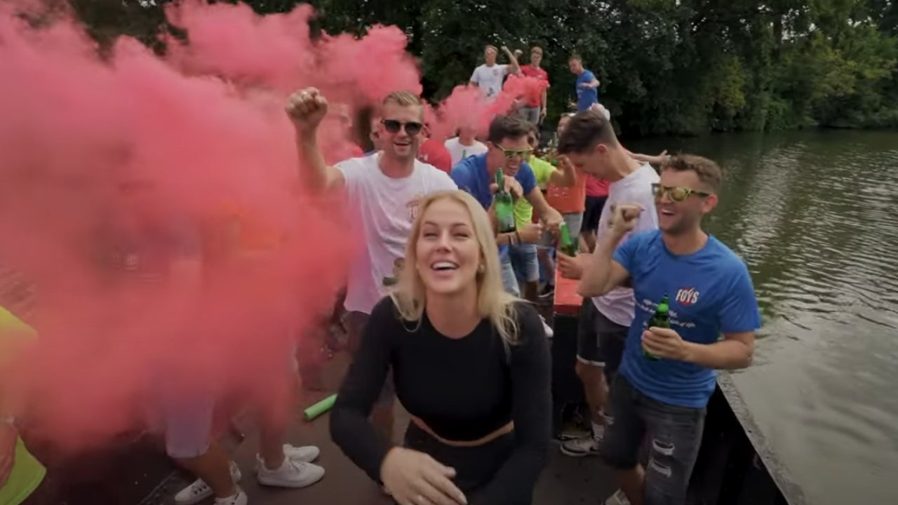 wosmedia's tweet card. De feestvierende Maasdijkers hebben opnieuw toegeslagen met een videoclip ter gelegenheid van het Spektakelfeest.  De clip is gemaakt door de vrijwilligers van dit jaarlijkse evenement, die zich Foys...