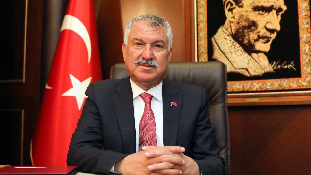 BirGun_Gazetesi's tweet card. CHP Adana İl Başkanlığı, tutuklanan Adana Büyükşehir Belediye Başkanı Zeydan Karalar'ın çocuklarına yönelik gözaltı kararı olduğu ve evde arama yapıldığı iddialarının gerçeği yansıtmadığını açıkladı....
