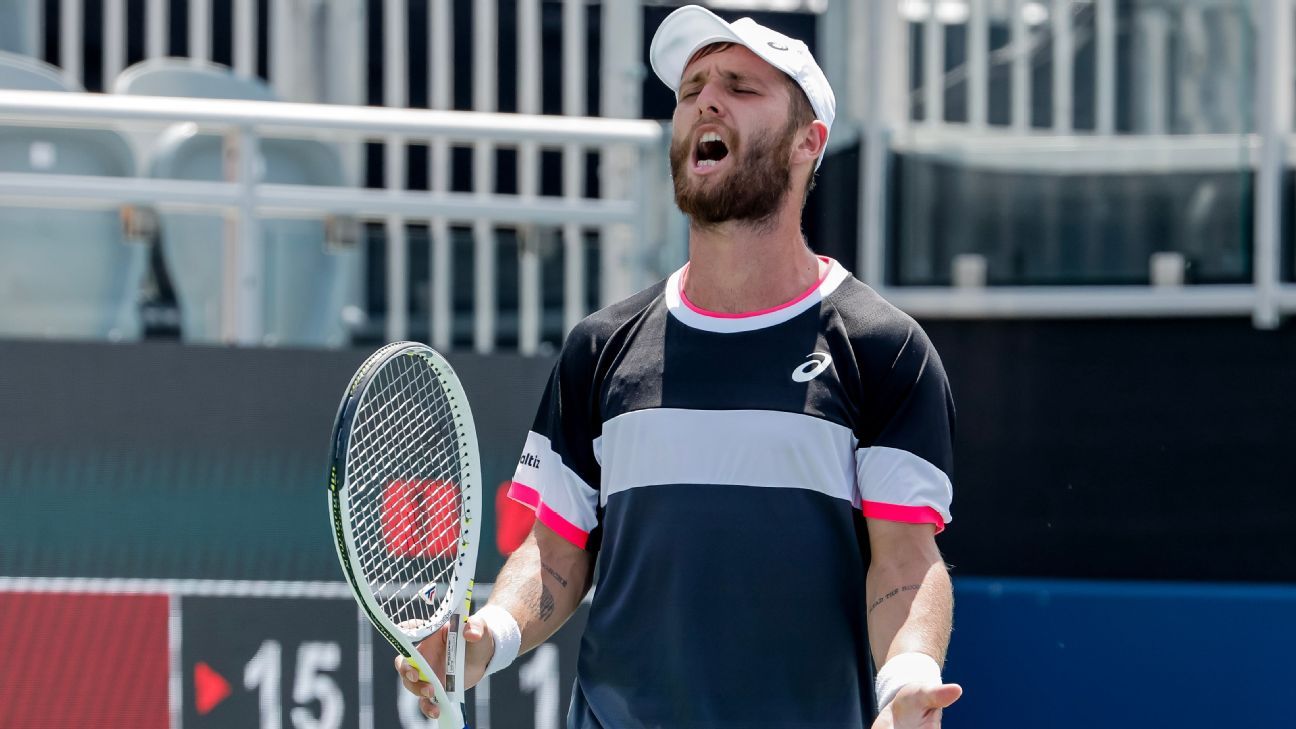ESPNtenis's tweet card. El francés protagonizó un particular momento ante Evans en el ATP 500.