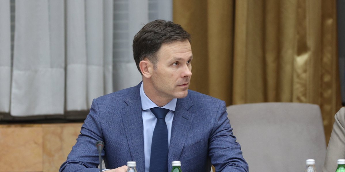 InformerNovine's tweet card. Ministar finansija Siniša Mali oglasio se danas nakon skandaloznog napada na ministra spoljnih poslova Marka Đurića, koji se dogodio dok je on bio u društvu svojih maloletnih ćerki. Mali je naglasio...
