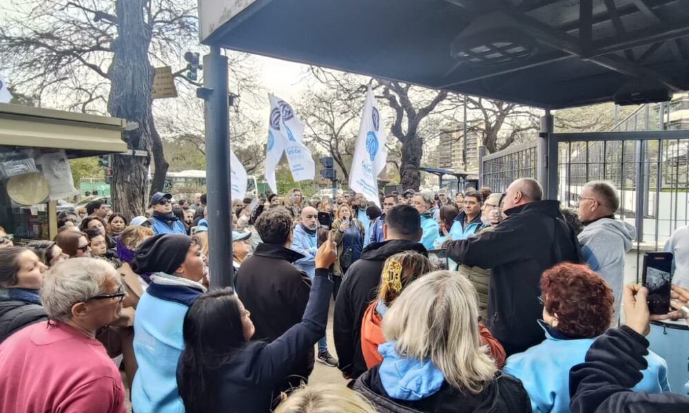 MundoGremial's tweet card. La Asociación de Trabajadores de la Sanidad Argentina (ATSA) Buenos Aires lanzó un paro de 24 horas en el Hospital Naval para el próximo jueves 31 de julio con el objetivo de exigirle al gobierno