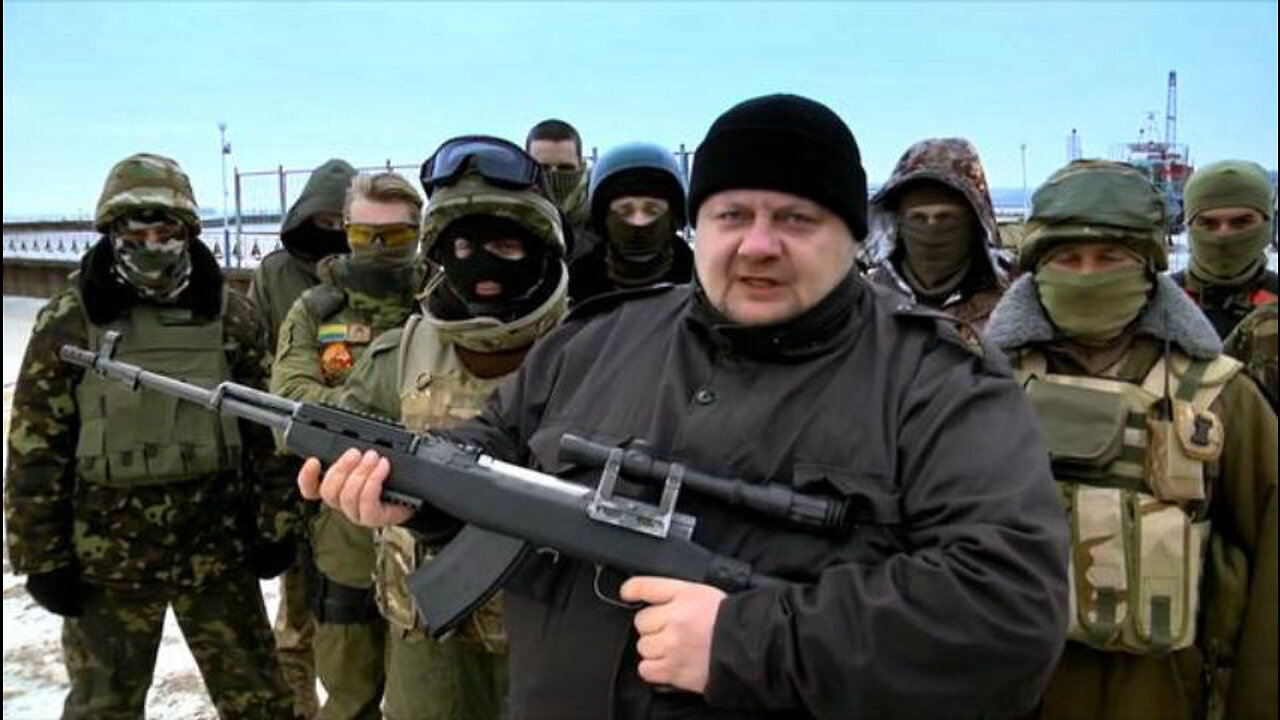 Skeptikern2's tweet card. Fransk dokumentär från 2015. De är kända under olika namn: den Högra Sektorn, Azov eller Svoboda. De är tungt beväpnade och ofta maskerade. Några hyllar dem som revolutionens hjältar. Andra ser den hö