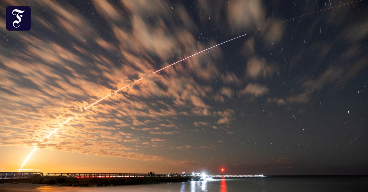 FAZ_Wirtschaft's tweet card. Eine massive Störung bei Starlink führt weltweit zum Ausfall des Satellitendienstes. Elon Musk entschuldigt sich und gibt ein Versprechen ab.