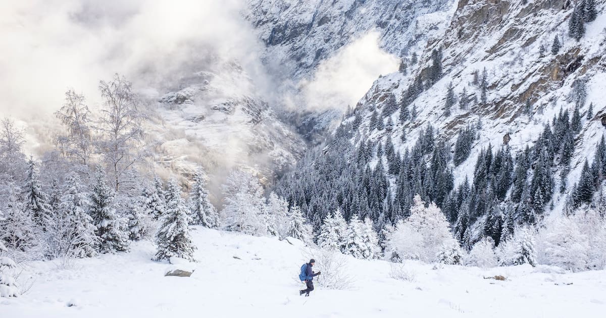 FabriceDrouzy's tweet card. Balade dans la première neige de la saison avec l’écrivain-philosophe Simon Parcot (qui sera présent au festival d’Autrans) dans la sauvage vallée du Vénéon, au cœur du massif des Ecrins.