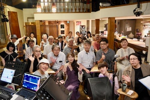 JunAbe_JunAbe2's tweet card. 村瀬由衣さんのライブ、“neoneraで乾杯！”、終了しました！由衣さんとはバンド形態でのライブはやってましたが、今回は鈴木雄大（g,vo）さんとのトリオ編成でした。そして、急遽入江誠（g）も参加することになりました、平均年齢をグッとさげてくれました！（笑）雄大さんの楽曲も数曲、由衣さんの楽曲はわりと凝った進行のものが多く、演奏しがいありました。最近ちょくちょく行っております、溝の口のneo...
