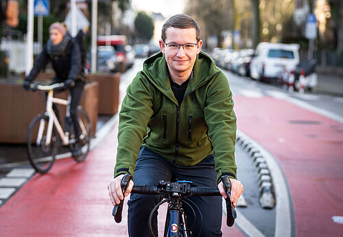 FahrradClub's tweet card. Nachgefragt bei Ansgar Hegerfeld, dem Verkehrspolitischen Sprecher des ADFC Frankfurt: Wir wollten wissen, ob die neue Koalition am Römer die Verkehrswende in Frankfurt am Main ausbremst und welche...