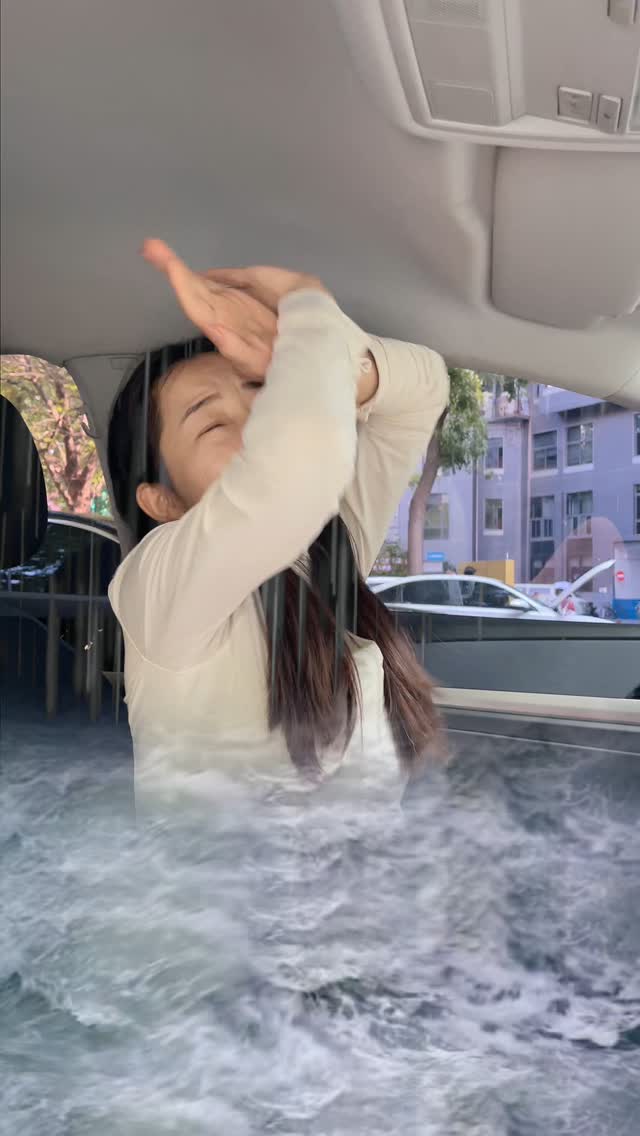 EpicRoxy's tweet card. What should you do if you accidentally fall into the water while driving? Life-saving knowledge, be sure to read it!
