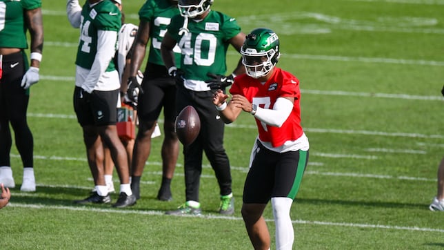 US_diarioas's tweet card. Justin Fields arribó a los Jets tras firmar un contrato de dos años a cambio de 40 millones de dólares tras su paso por los Pittsburgh Steelers