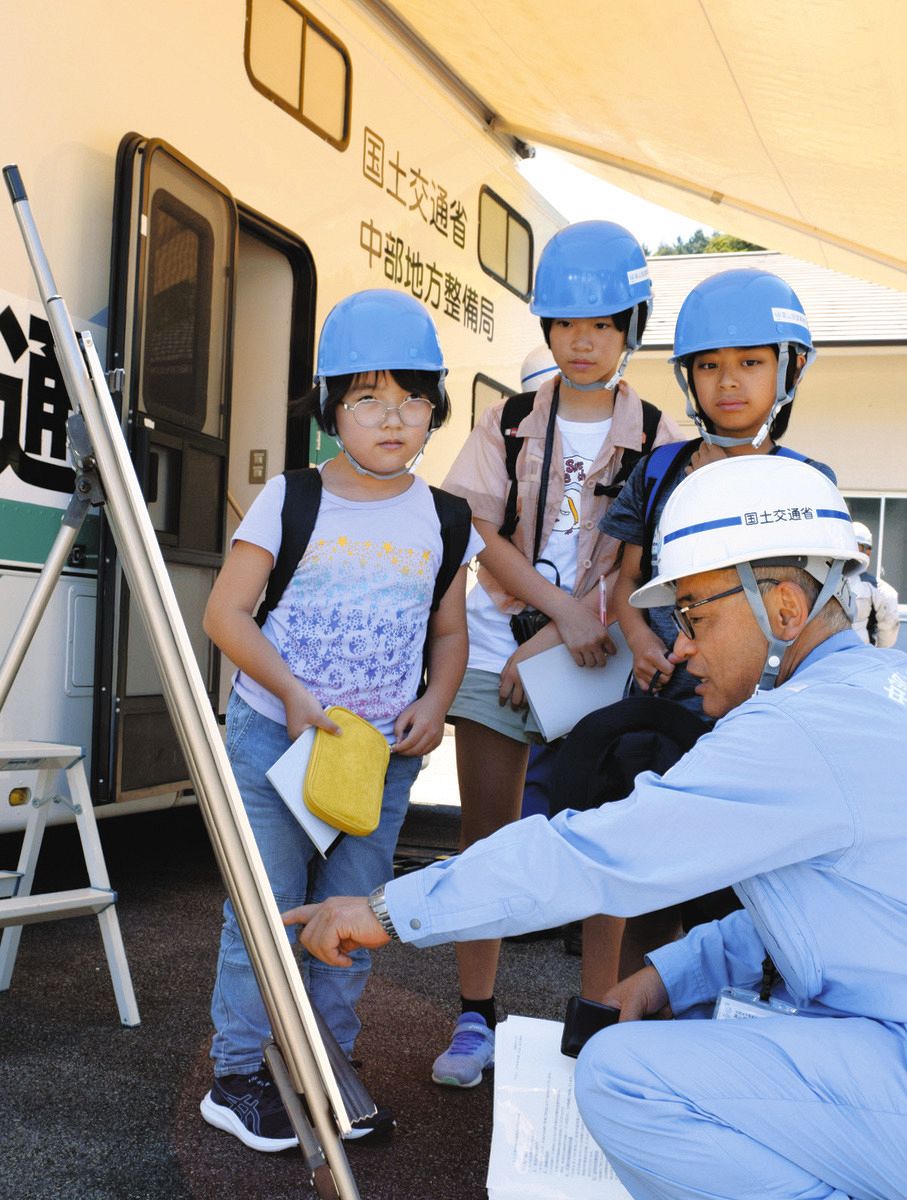 chunichi_gifu's tweet card. 夏休みの小中学生が地元で職場体験をする「地域お仕事発見隊」が、飛騨地域の100余りの事業所で行われている。24日には中日新聞高山支局で...