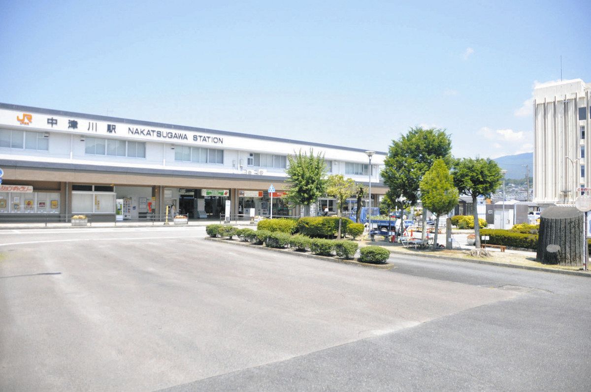 chunichi_gifu's tweet card. 中津川市は官民連携で公共空間の有効活用を目指す「MOTTO×JIMOTO」プロジェクトの一環で、JR中津川駅前を会場にしたビアガーデン...