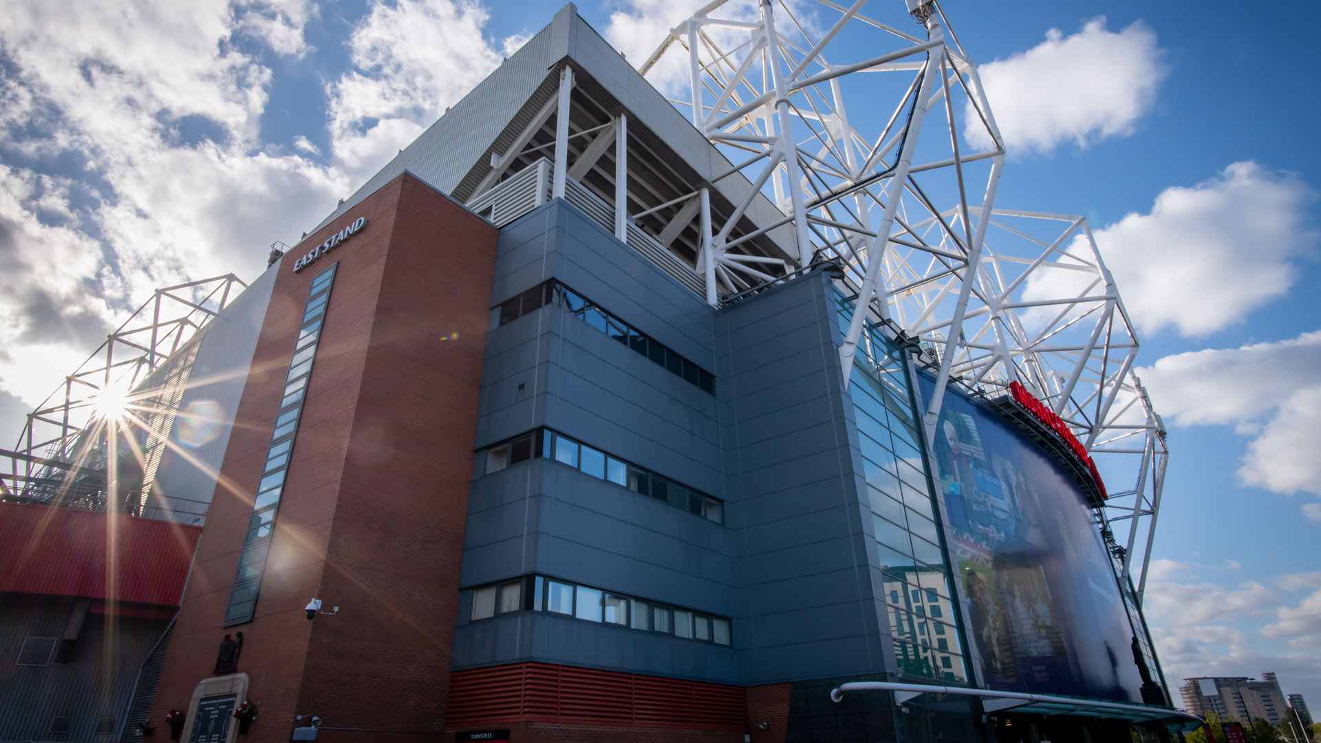 ISLO_MUST's tweet card. Useful club contact information to help with fan queries for ticketing and stadium events, United Store and general club enquiries
