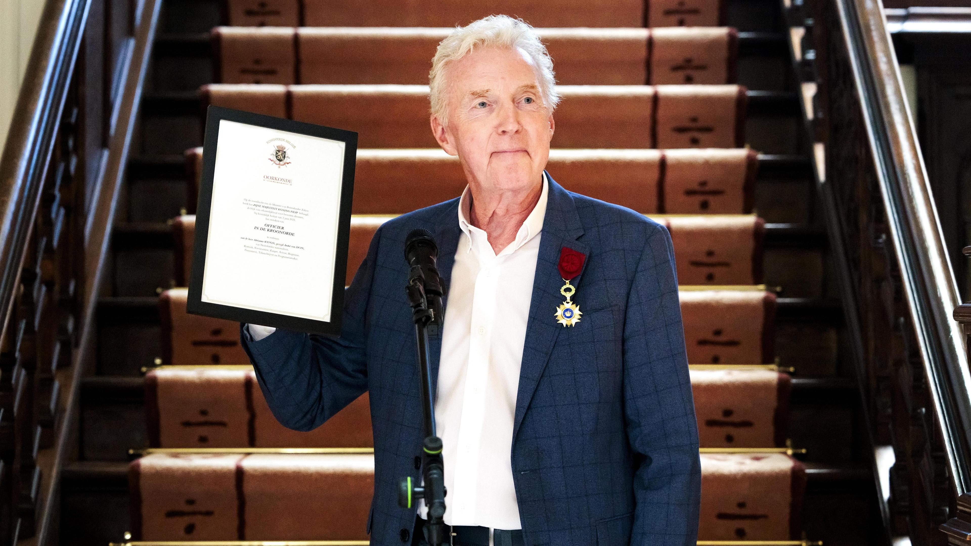 Nieuwsblad_be's tweet card. Hij was compleet verrast, wist niet eens dat een Nederlander een Belgisch ereteken kon opgespeld krijgen. Toch voelt de Nederlandse comedian André van Duin (78) zich hartstikke gewaardeerd met zijn...