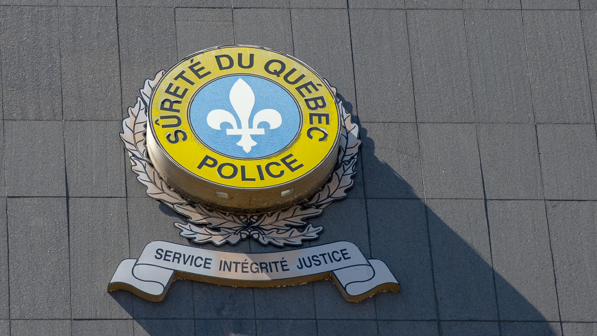 Antoyac's tweet card. Deux agents de police de la Sureté du Québec (SQ) ont été arrêtés jeudi dans une affaire d'agression sexuelle qui remonte à 2022.