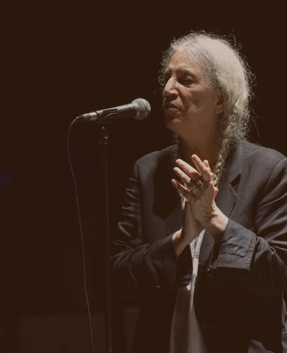 pe_diazm's tweet card. Una crónica de la cuarta presentación de la legendaria Patti Smith en Argentina. Poesía, color negro y contracultura.