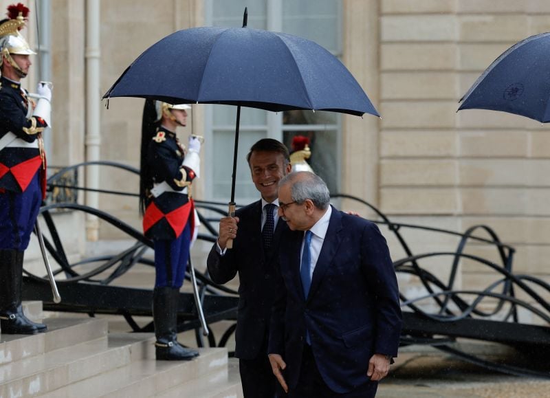 LOrientLeJour's tweet card. Le Premier ministre libanais Nawaf Salam a été reçu ce jeudi par le président français Emmanuel Macron au palais de l'Élysée, dans le cadre de la première visite officielle en France du chef du...