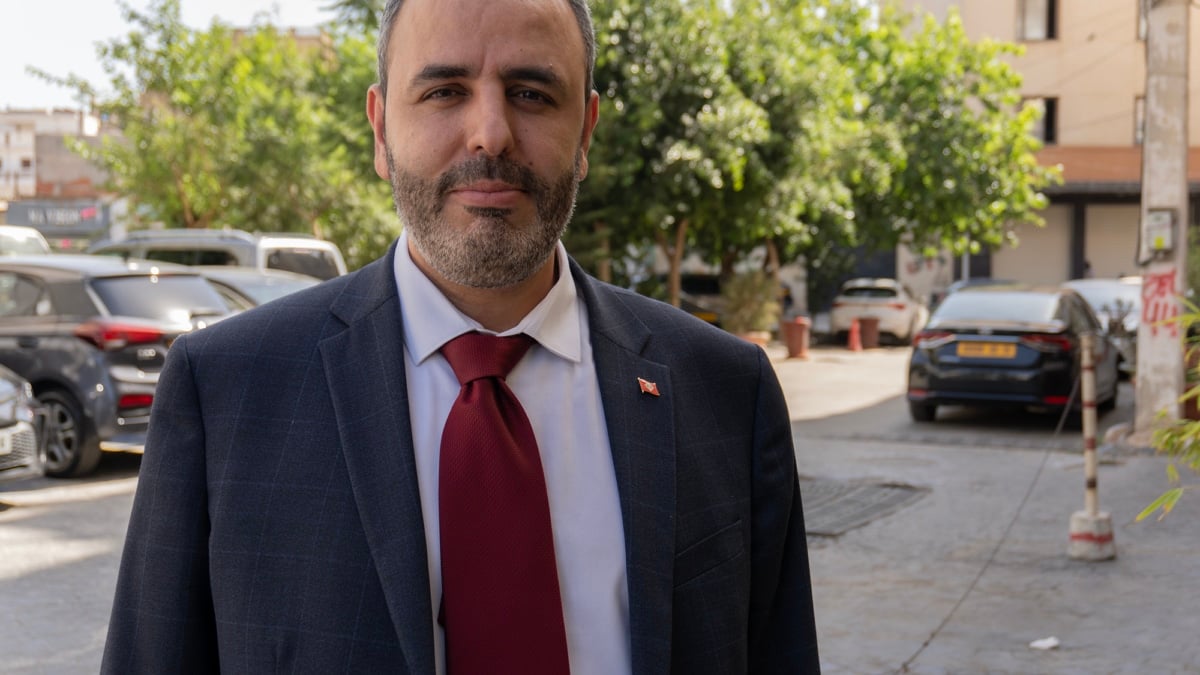 CarlosPazC2021's tweet card. Descubre cómo la política en el Rif busca un nuevo horizonte, alejándose de Marruecos, según Ridouane Oussama.