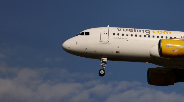 Algemeiner's tweet card. A group of 50 French Jewish students was forcibly removed from a plane in Valencia, Spain on Wednesday evening —…