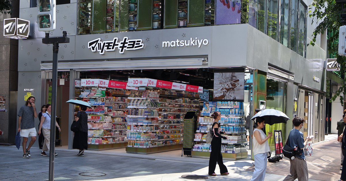 wwd_jp's tweet card. マツキヨココカラ＆カンパニーは25日、東京・銀座に5つ目の旗艦店「ギンザ フラッグ（GINZA FLAG）」をオープンする。1999年から営業するマツモトキヨシ銀座5th店を全面改装し、化粧品の品揃えを強化した。ドラッグストア初の「カネボウ（KANEBO）」や「イプサ（IPSA）」を導入し、バラエティーストアで人気の韓国コスメブランドを拡充した。
