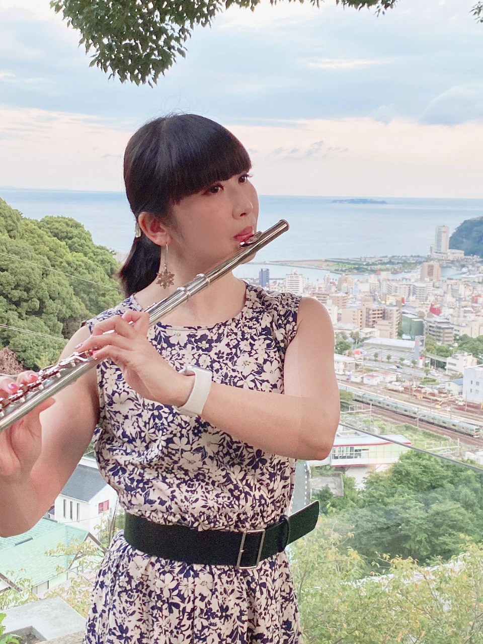 kuroshimaaki's tweet card. ベンチプレス女子57キロ級で活躍する上原麻依さん（42歳）。今年行われたノルウェーでの世界ベンチプレス選手権では銅メダルに輝くなど、実績は十分だ。そんな彼女の本業は、なんとフルート奏者。プロとして舞…