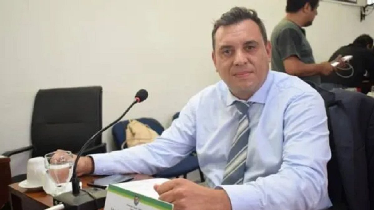 C5N's tweet card. Gustavo Sylvestre presentó un informe en C5N sobre unos mensajes en un grupo de WhatsApp, que se vinculan con los efectivos acusados de trabajar para Maximiliano Bondarenko.