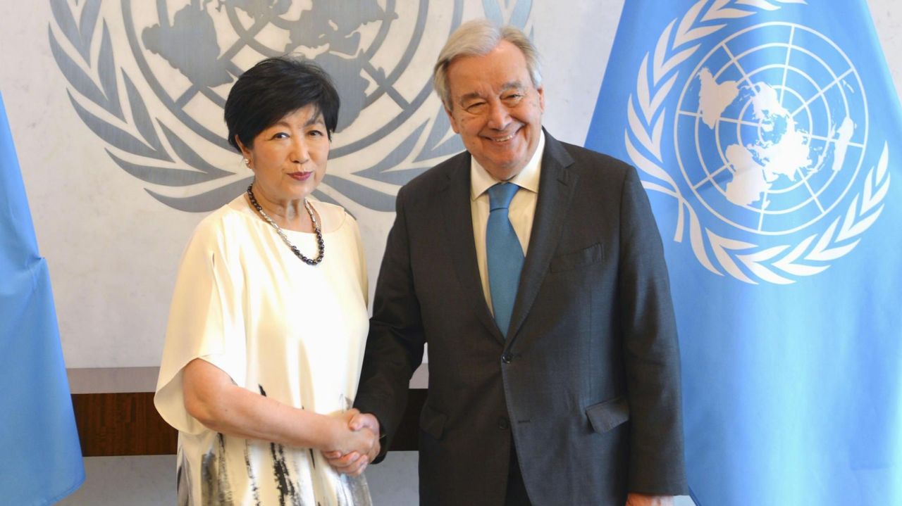 irighting's tweet card. 【ニューヨーク共同】米ニューヨークを訪れている東京都の小池百合子知事は24日、国連本部でグテレス事務総長と会談し、国連の一部機能の誘致を提案した。グテレス氏は「各国から協力の申し出がある」と述べるに